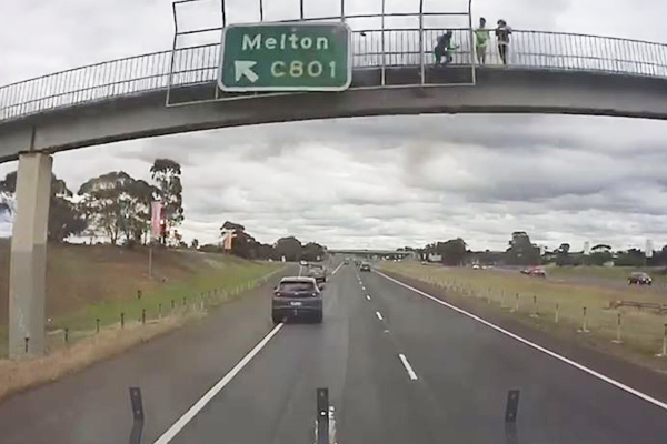 VIDEO: Dashcam catches kids throwing 12kg rock from overpass – 3AW