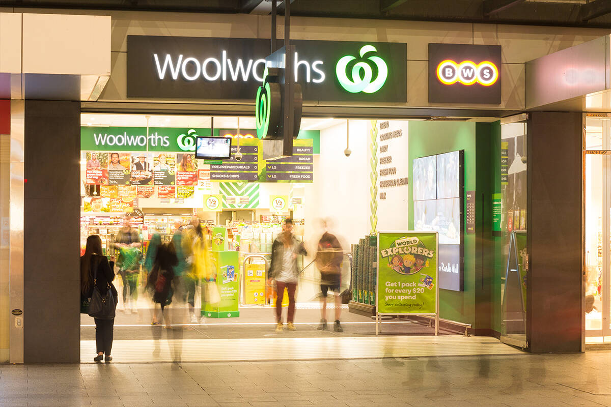 Article image for Woolworths to phase out plastic bags in an Australian state within weeks