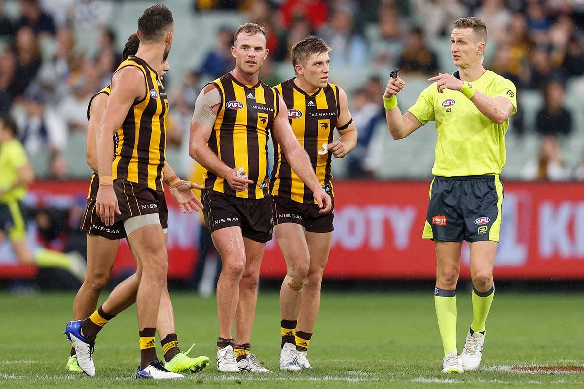 Article image for AFL admits ‘inconsistency’ on umpire dissent rule