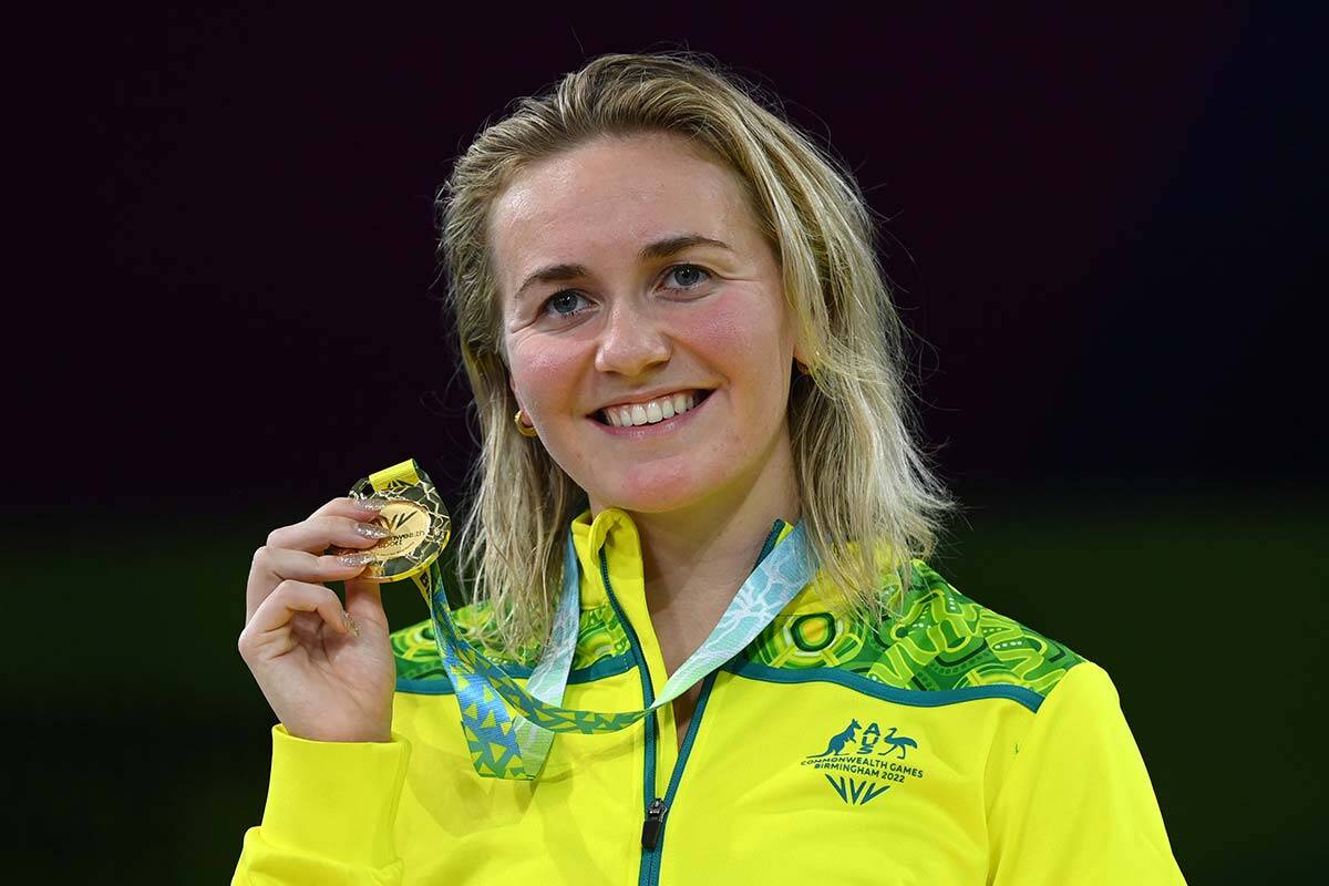 Ariarne Titmus holding a gold medal up