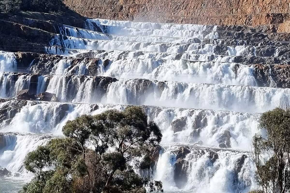 Article image for Overflowing dam attracts influx of tourists!