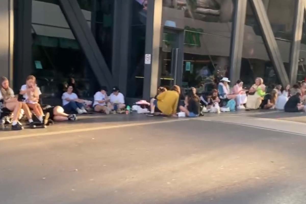 Harry Styles fans queue outside Marvel Stadium despite extreme heat warning