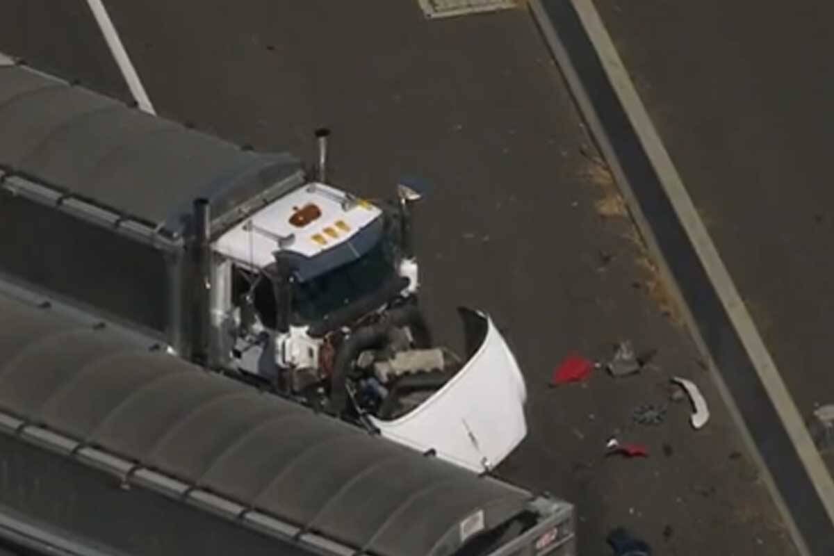 Article image for ‘Pretty chaotic’ crash shuts Monash Freeway