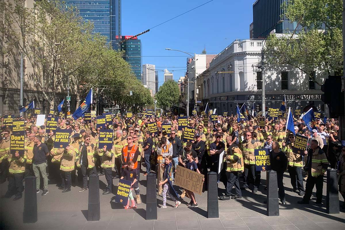 Article image for Firefighters union blasts Andrews government as thousands protest