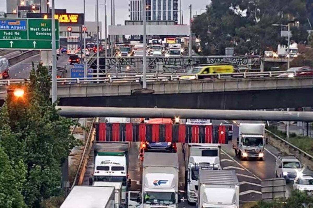 Article image for Over-height truck causes chaos at the entrance of the Burnley Tunnel