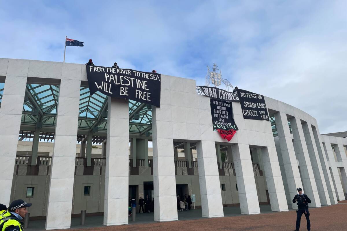 Article image for Pro-Palestine protestors scale Parliament House in dramatic security breach