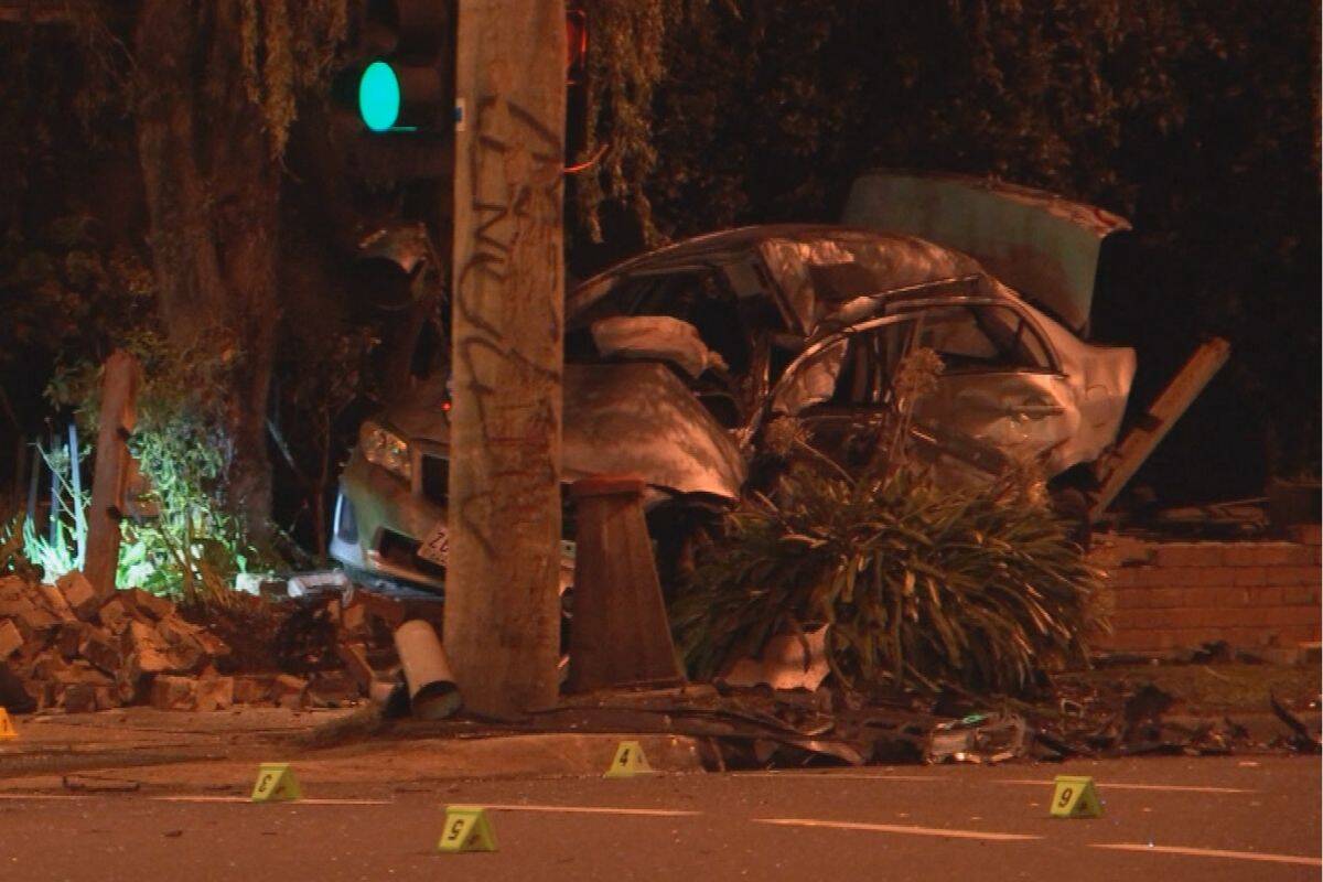 Article image for Several people on the run after fatal two car crash in Melbourne’s east