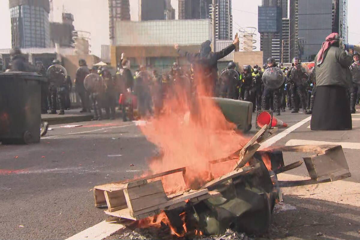 Article image for 3AW police reporter describes ‘chaotic and confronting’ scene as protests turn violent