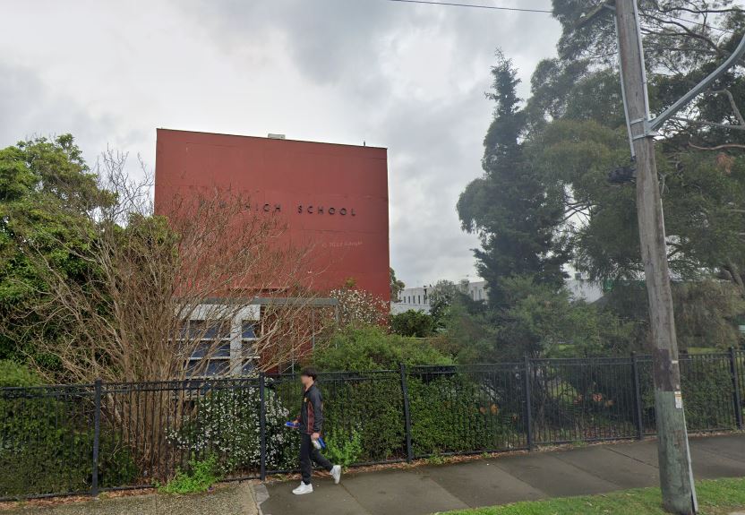 Article image for Inner Melbourne school put into lockdown as police swarm area