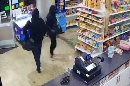 Duo wielding knife and firearm hold up Shepparton store