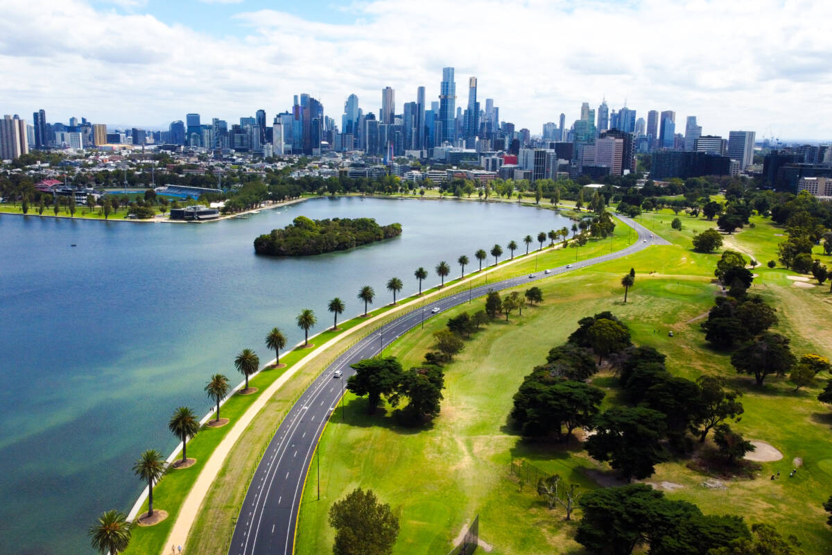 Article image for Father searching for woman who saved daughter from Albert Park lake drowning