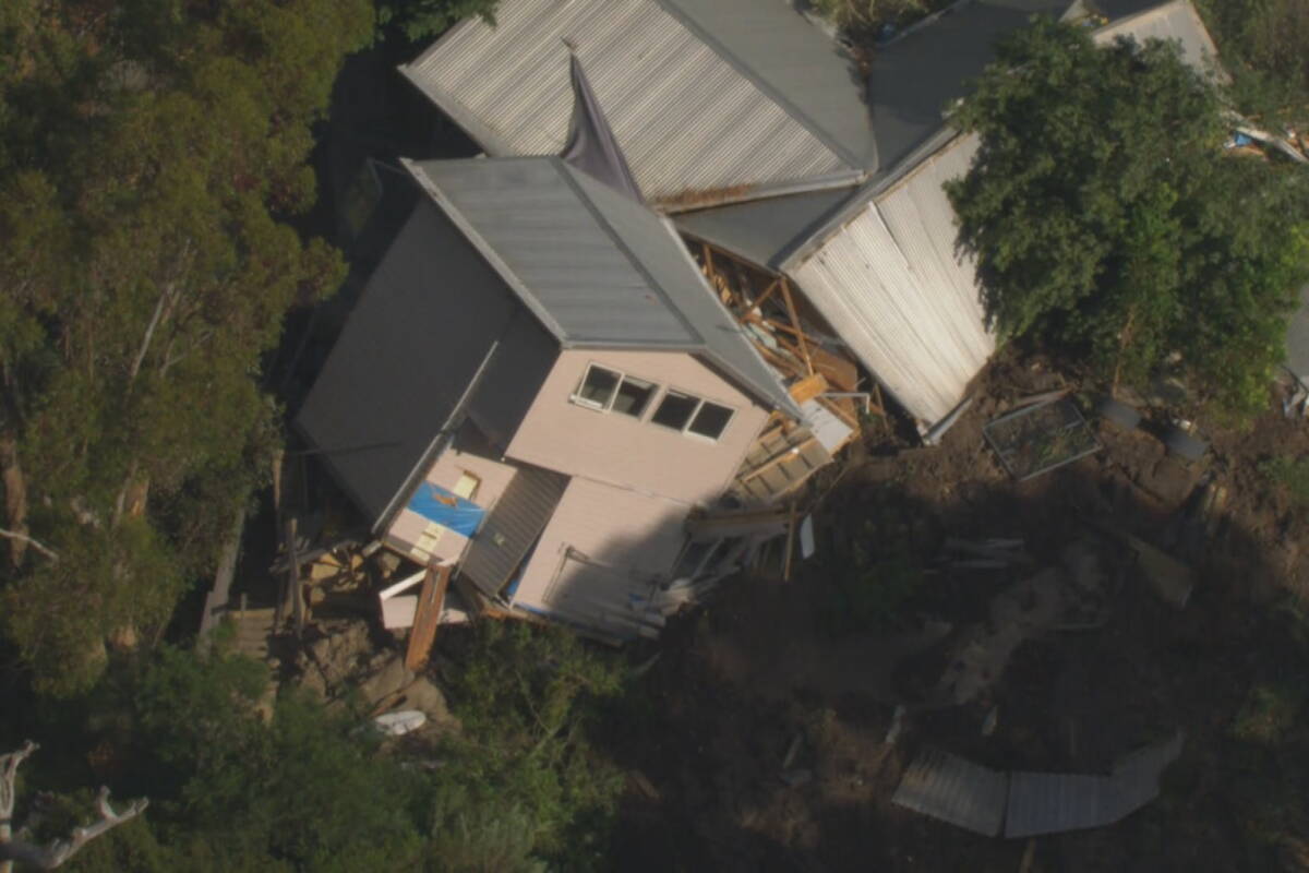 Article image for Witness describes ‘pretty shocking scene’ following Mornington Peninsula landslide