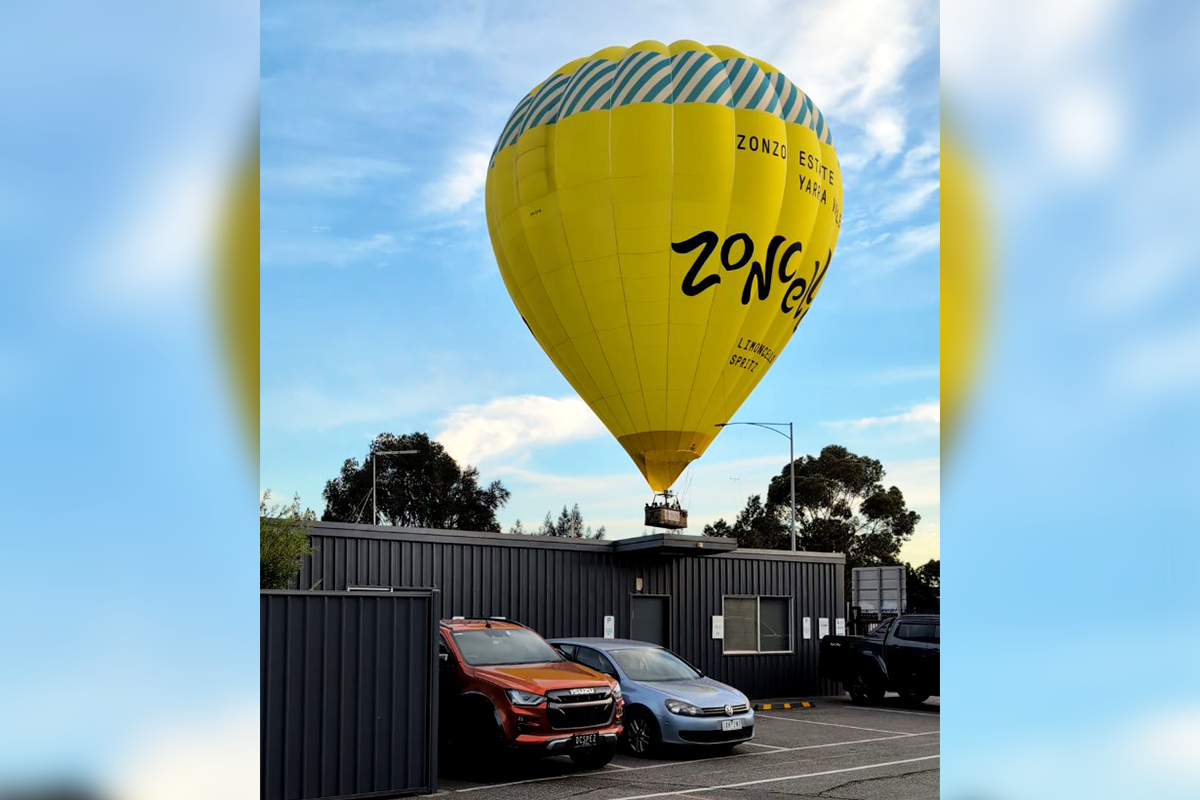 Article image for Eyewitness details dramatic unplanned hot air balloon landing in Port Melbourne